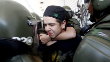 Enfrentamientos entre la policía antidisturbios y estudiantes en Santiago de Chile. (EFE)