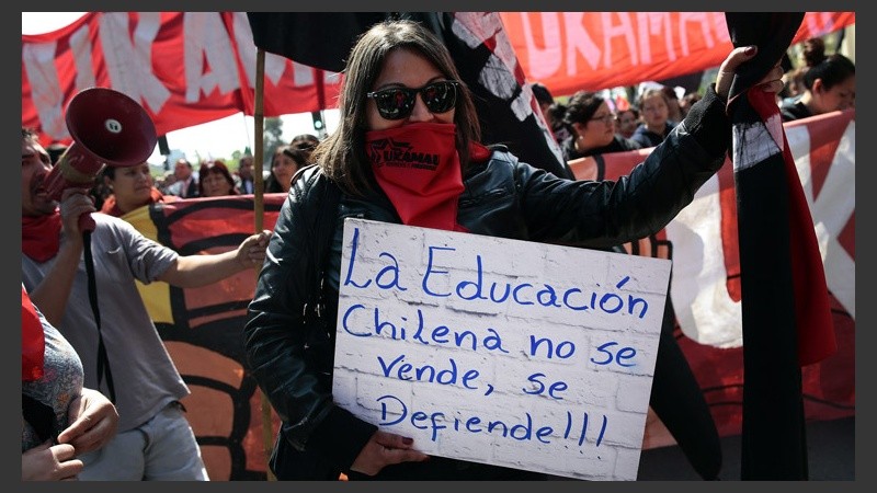 Los jóvenes chilenos coparon las calles de Santiago para hacer sentir su reclamo. (EFE)