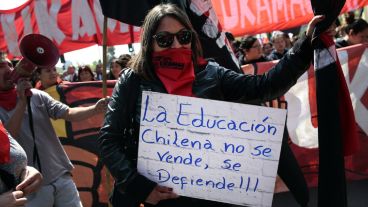 Los jóvenes chilenos coparon las calles de Santiago para hacer sentir su reclamo. (EFE)