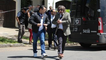 El trabajos de los fiscales este viernes en la escena del crimen.