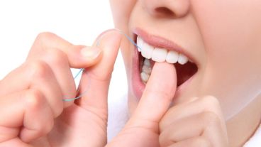 Hay alternativas que pueden compensar el no uso de la seda dental.
