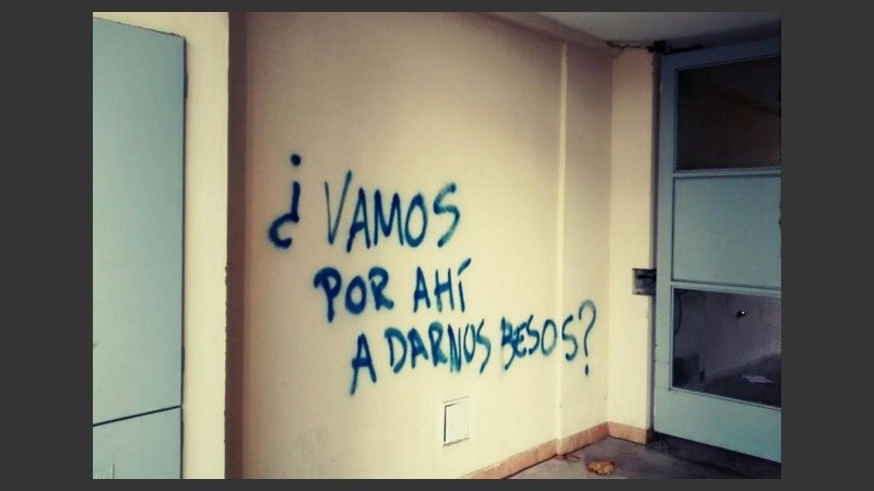 Grafitti en edificio de calle Santiago y Tucumán.