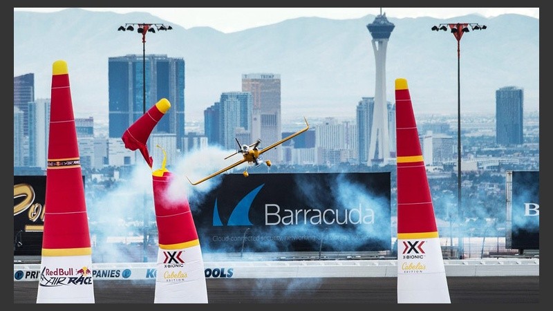 Arrancó la competencia mundial de aviones de acrobacia en Las Vegas. (Facebook: redbullairrace)