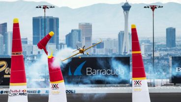Arrancó la competencia mundial de aviones de acrobacia en Las Vegas. (Facebook: redbullairrace)