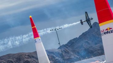 Pilotos de 13 países participan de este campeonato lleno de adrenalina. (Facebook: redbullairrace)