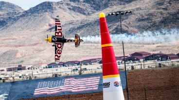 "Red Bull Air Race" es el nombre de la competencia que esta organizada por la marca de la bebida. (Facebook: redbullairrace)