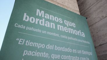 El bordado colectivo se repetirá el próximo 22 de octubre a las 16 en el Monumento. (Alan Monzón/Rosario3.com)