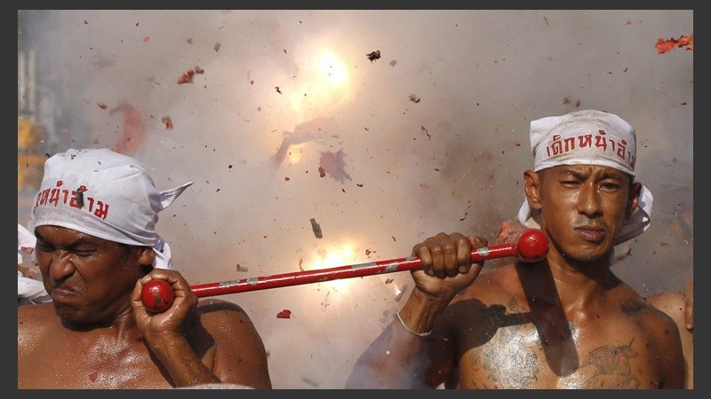 Hay procesiones donde fuegos artificiales explotan muy cerca de los creyentes. (EFE)