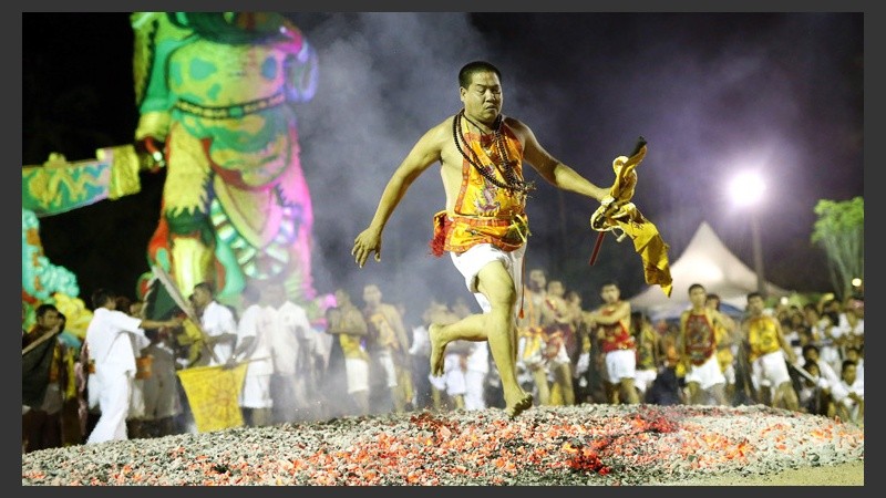 Caminar por brasas calientes, otro de los rituales que acostumbran. (EFE)