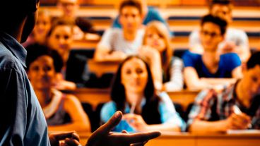 El estudio revela que, de media, los docentes que investigan imparten un 21,5 % más de clases que los que no lo hacen.