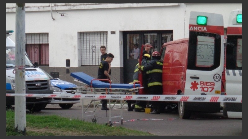 La moto quedó debajo de la traffic y sus ocupantes tendidos sobre el asfalto. 