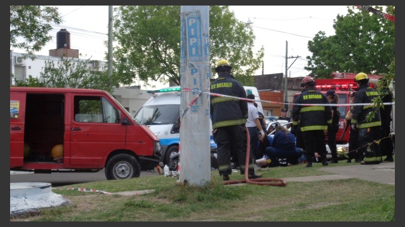 La moto quedó debajo de la traffic y sus ocupantes tendidos sobre el asfalto. 