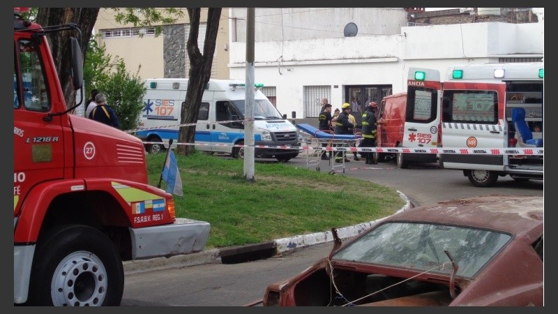 La moto quedó debajo de la traffic y sus ocupantes tendidos sobre el asfalto. 