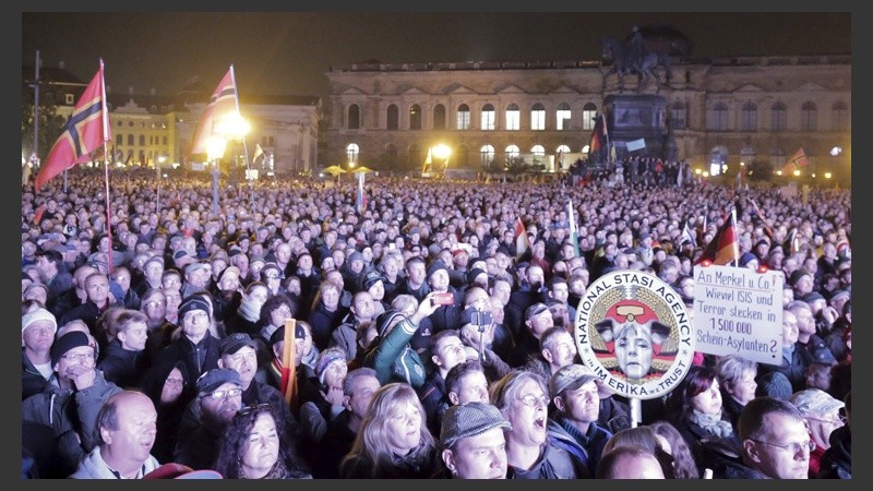 Entre 15.000 y 20.000 seguidores de Pegida, según diversas estimaciones, tomaron la plaza Theaterplatz. (EFE)