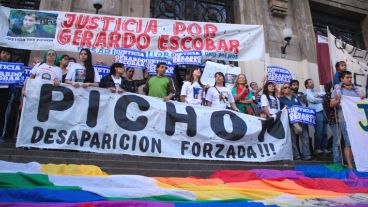 Los familiares y amigos de Pichón en la puerta de Gobernación. (Alan Monzón/Rosario3.com)