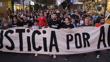 Buena cantidad de gente participó del reclamo de justicia. (Alan Monzón/Rosario3.com)