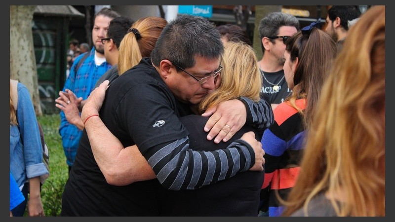 No faltaron los abrazos y la emoción por parte de amigos y familiares de la víctima. (Alan Monzón/Rosario3.com)