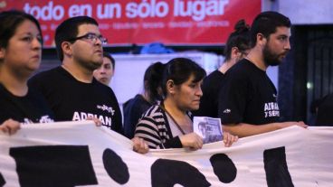 Familiares y amigos de la víctima encabezaron la columna de gente. (Alan Monzón/Rosario3.com)