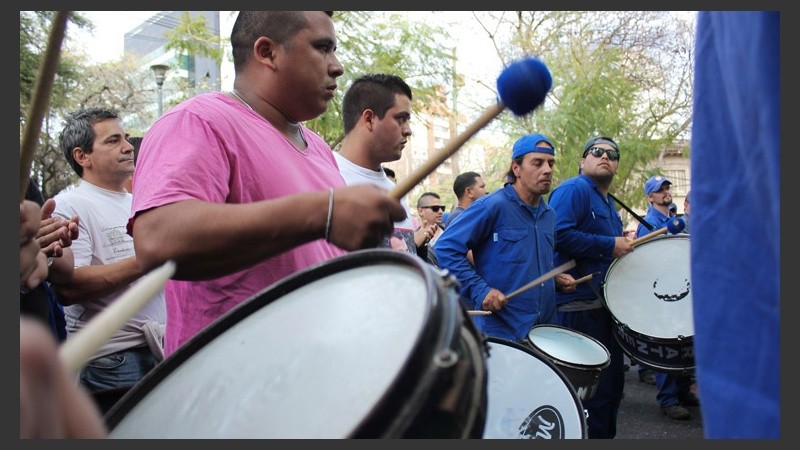 Los compañeros de Gerardo, trabajadores de Parques y Paseos del municipio, acompañaron la movida. (Rosario3.com)