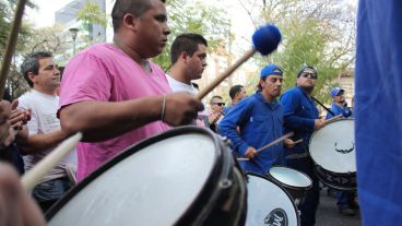 Los compañeros de Gerardo, trabajadores de Parques y Paseos del municipio, acompañaron la movida. (Rosario3.com)