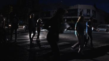 En muchos sectores sólo los autos iluminaban el camino a los peatones.