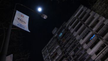 Edificios sin energía eléctrica, sólo la luz de la luna.
