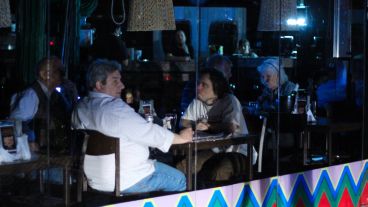 Algunos optaron por ir a comercios gastronómicos a la espera de que vuelva la luz.