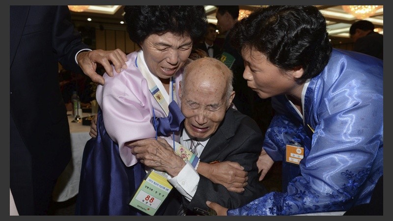 Alegría en las familias de Corea del Norte y del Sur que se volvieron a ver.  Fue una reunión colectiva que duró dos horas. (EFE)
