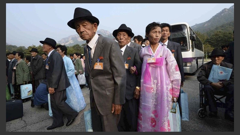 Norcoreanos llegan al complejo turístico de Kumgang al sureste de Corea del Norte para visitar a sus familiares surcoreanos. (EFE)