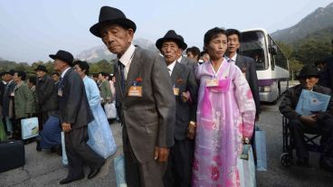Norcoreanos llegan al complejo turístico de Kumgang al sureste de Corea del Norte para visitar a sus familiares surcoreanos. (EFE)