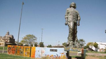 La estatua del Che está ubicada en el parque Yrigoyen de la zona sur.