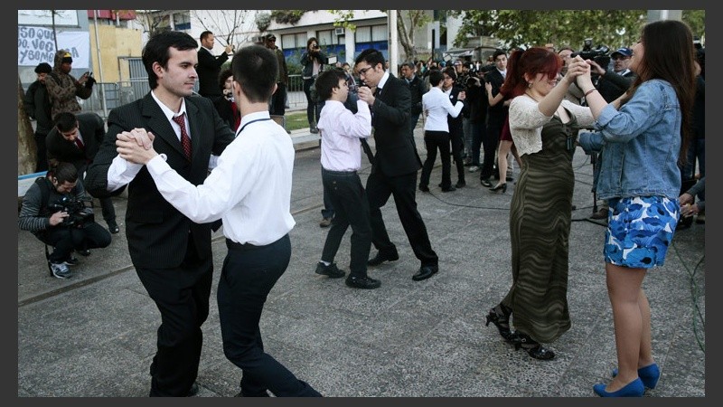 Hubo baile en la puerta del registro civil de Santiago para celebrar la entrada en vigor de la ley de matrimonio igualitario. (EFE)