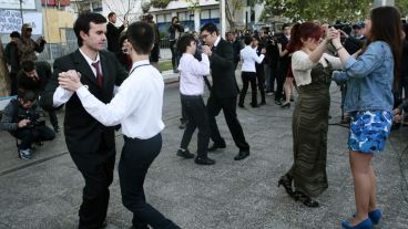 Hubo baile en la puerta del registro civil de Santiago para celebrar la entrada en vigor de la ley de matrimonio igualitario. (EFE)
