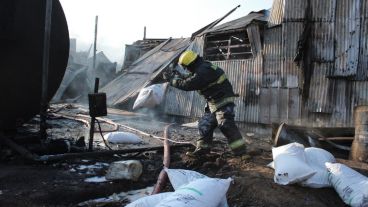 Se necesitó de mucha agua y coordinación de equipo para apagar el fuego. (Alan Monzón/Rosario3.com)