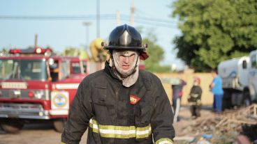 Una de las tantas idas y venidas de un bombero a la zona del incendio. (Alan Monzón/Rosario3.com)