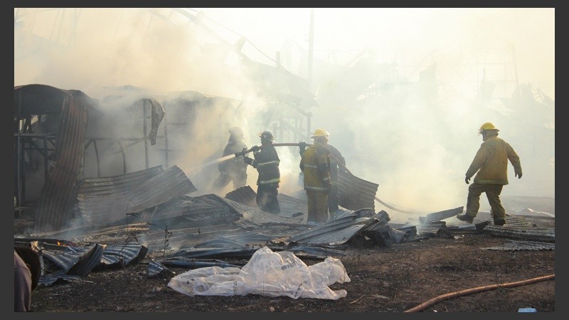 Incendio de magnitud en zona norte alertó a los vecinos de la zona. (Alan Monzón/Rosario3.com)