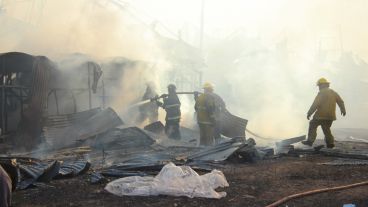 Incendio de magnitud en zona norte alertó a los vecinos de la zona. (Alan Monzón/Rosario3.com)
