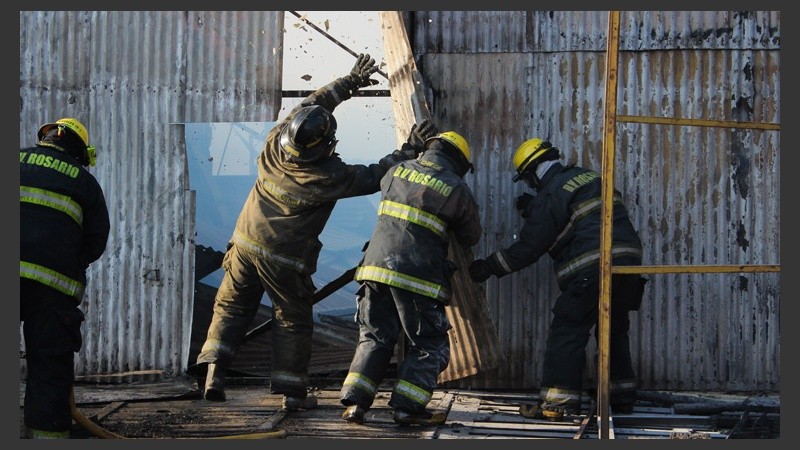 Varias dotaciones de bomberos  trabajaron en los galpones de la empresa Monticas para evitar que se propague el fuego. (Alan Monzón/Rosario3.com)