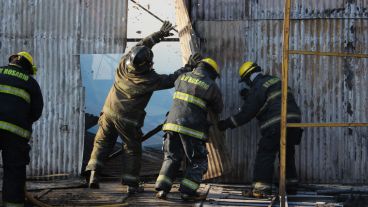 Varias dotaciones de bomberos trabajaron en los galpones de la empresa Monticas para evitar que se propague el fuego.
