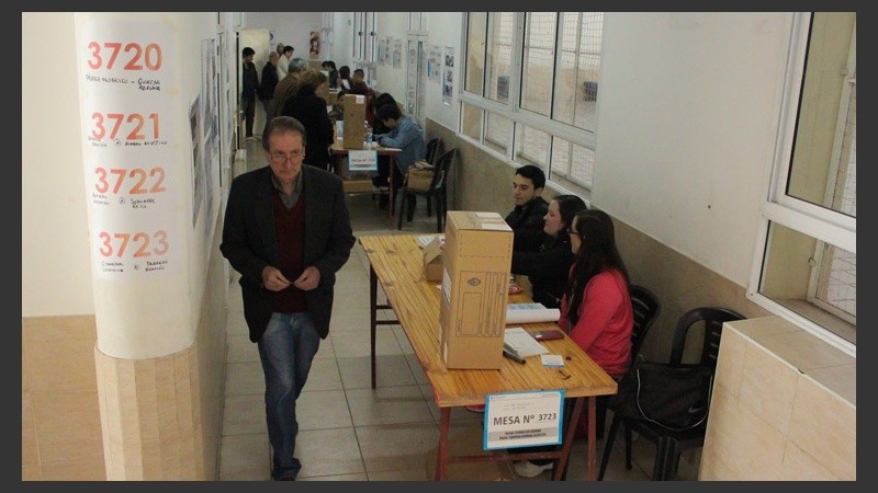 Pasillos angostos en este lugar de votación. (Rosario3.com)