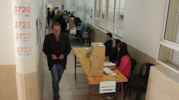 Pasillos angostos en este lugar de votación. (Rosario3.com)