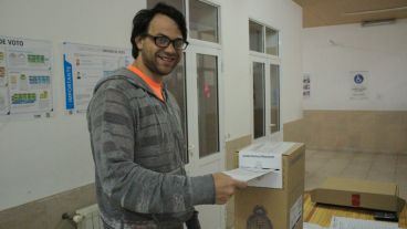Este joven posa ante cámara antes de meter el sobre en la urna. (Rosario3.com)