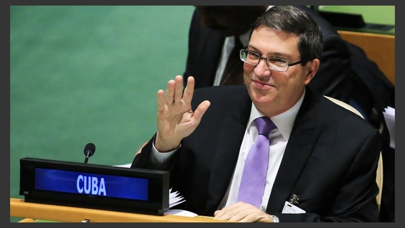 El secretario de Relaciones Exteriores de Cuba, Bruno Rodríguez, saluda a varios diplomáticos hoy, martes 27 de octubre de 2015, antes de la sesión de la Asamblea General de la ONU.