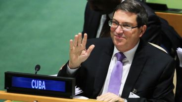 El secretario de Relaciones Exteriores de Cuba, Bruno Rodríguez, saluda a varios diplomáticos hoy, martes 27 de octubre de 2015, antes de la sesión de la Asamblea General de la ONU.