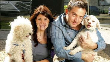 Diego Brancatelli junto a su actual pareja, la también periodista Cecilia Insinga, y los caniches reclamados.