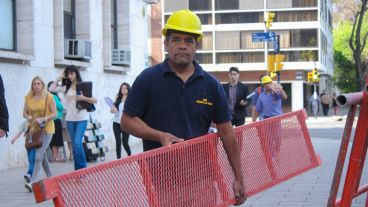 Según Manos a la Obra, los elementos de seguridad reglamentarios no están garantizados para los trabajadores. (Rosario3.com)