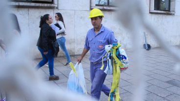 Los trabajadores también recordaron a Sandro Procopio, el arquitecto asesinado en barrio Bella Vista. (Rosario3.com)