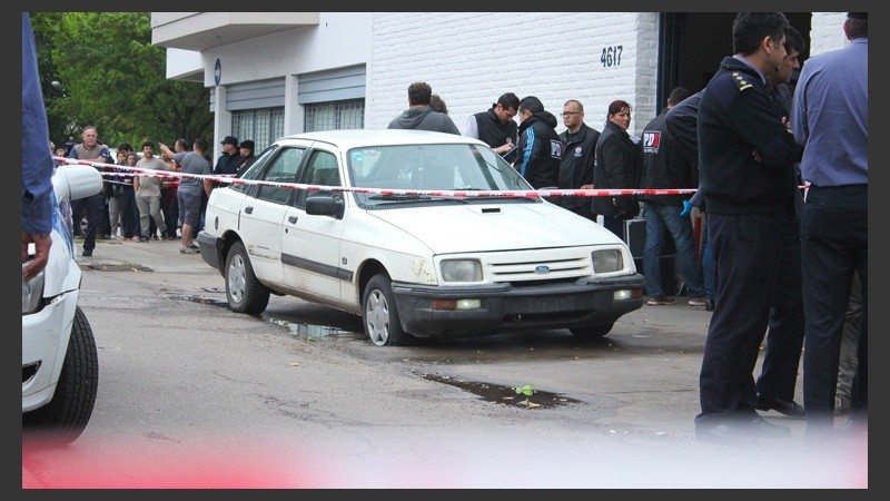 El auto del policía asesinado frente al taller.