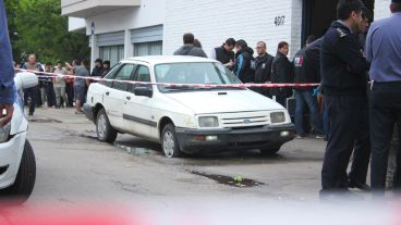 El auto del policía asesinado frente al taller.