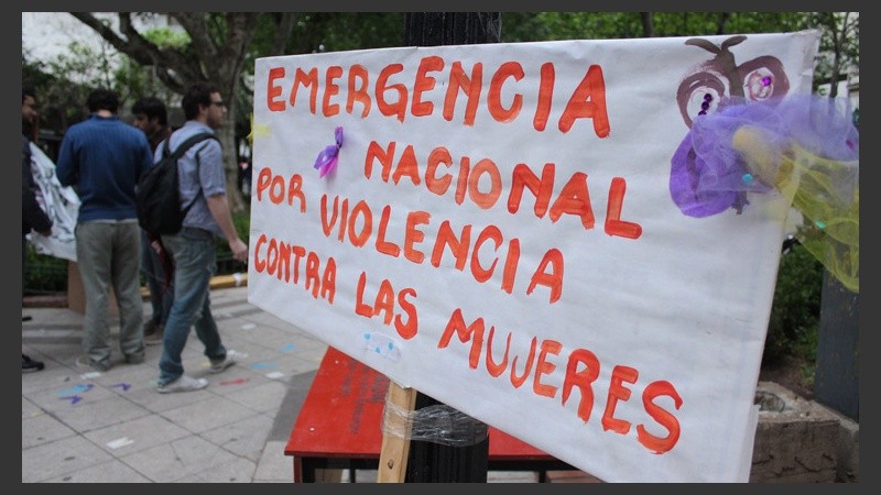 Un cartel y el reclamo contra la violencia de género este viernes por la tarde. (Rosario3.com)